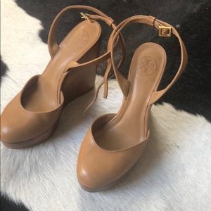 Tory Burch wooden and leather wedge. Tan size 8